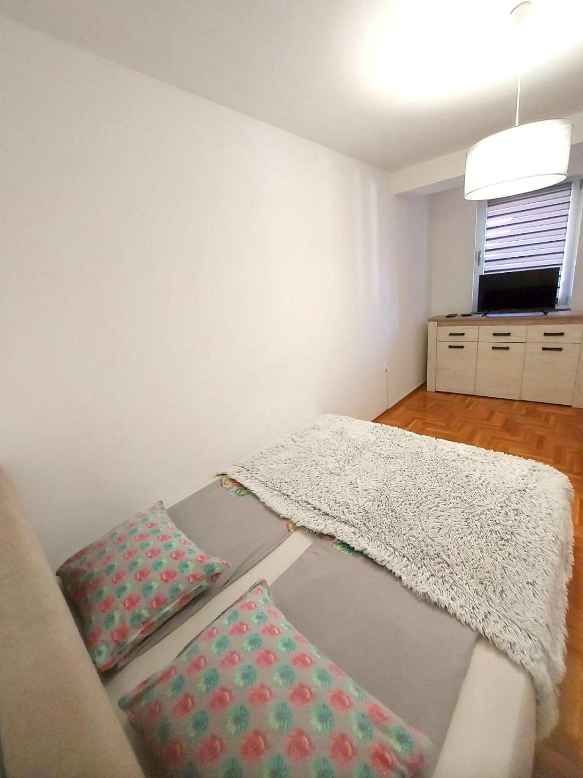 Apartman City Center 4-Setaliste ปรีเยดอร์ ภายนอก รูปภาพ